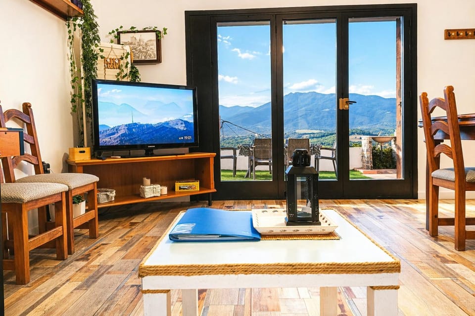 Natural landscape, Living room, Garden view, Family, pet friendly