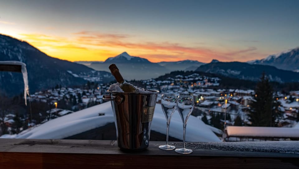 Restaurant/places to eat, Mountain view, Drinks, Sunset