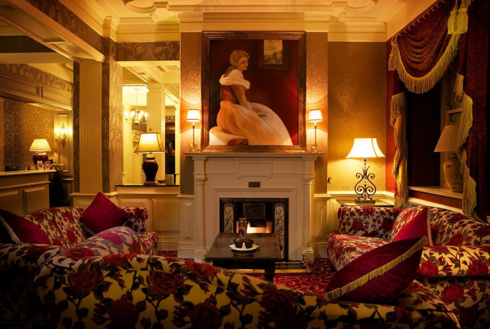 Lobby or reception, Seating area, fireplace, internet