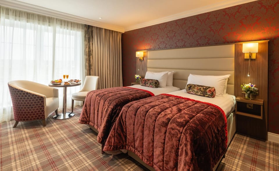 Shower, Toilet, Bed, Coffee/tea facilities, Decorative detail, Bedroom, Breakfast, flat iron, hair dryier, room service, towels, wardrobe, elevator