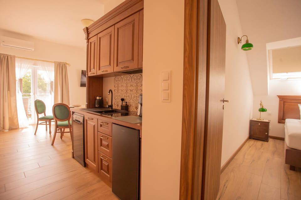Kitchen or kitchenette, Photo of the whole room, Seating area