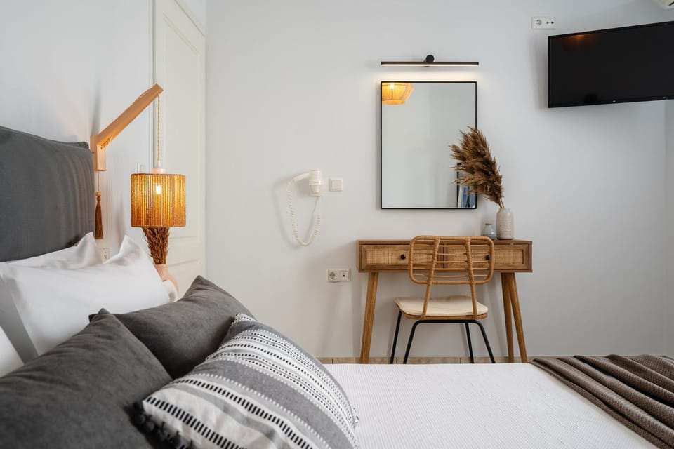 Bed, TV and multimedia, Photo of the whole room, Bedroom, hair dresser