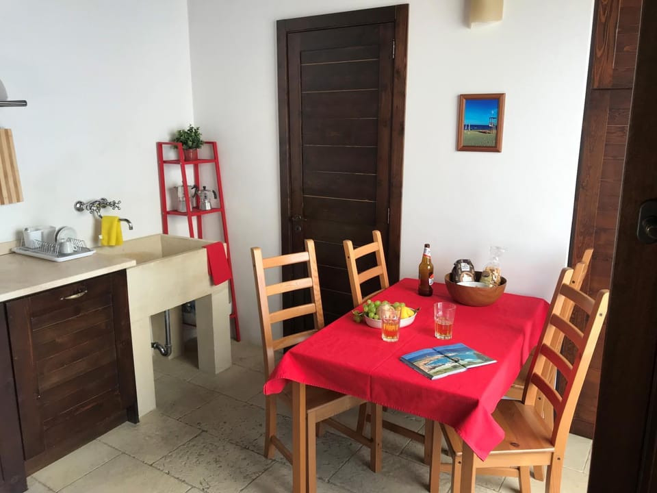 Coffee/tea facilities, Dining area, kitchen