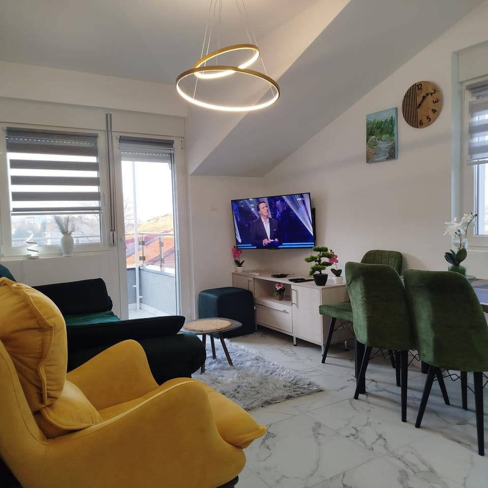 TV and multimedia, Living room, Seating area, Evening entertainment