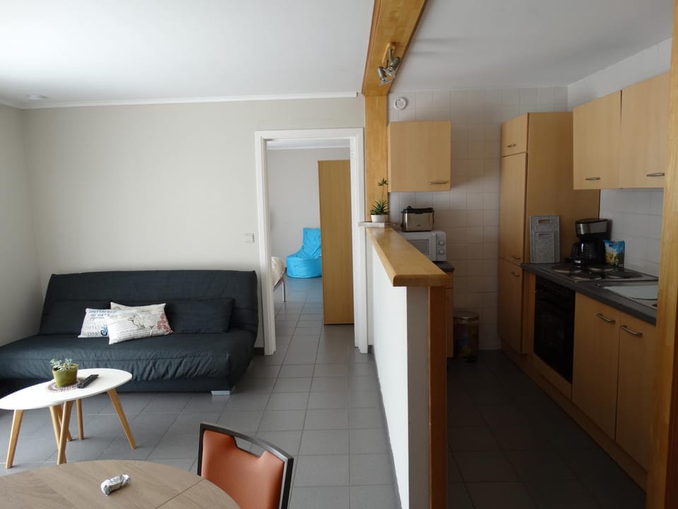 Kitchen or kitchenette, Living room, Seating area, Dining area