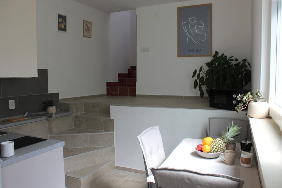 Kitchen or kitchenette, Seating area, Dining area