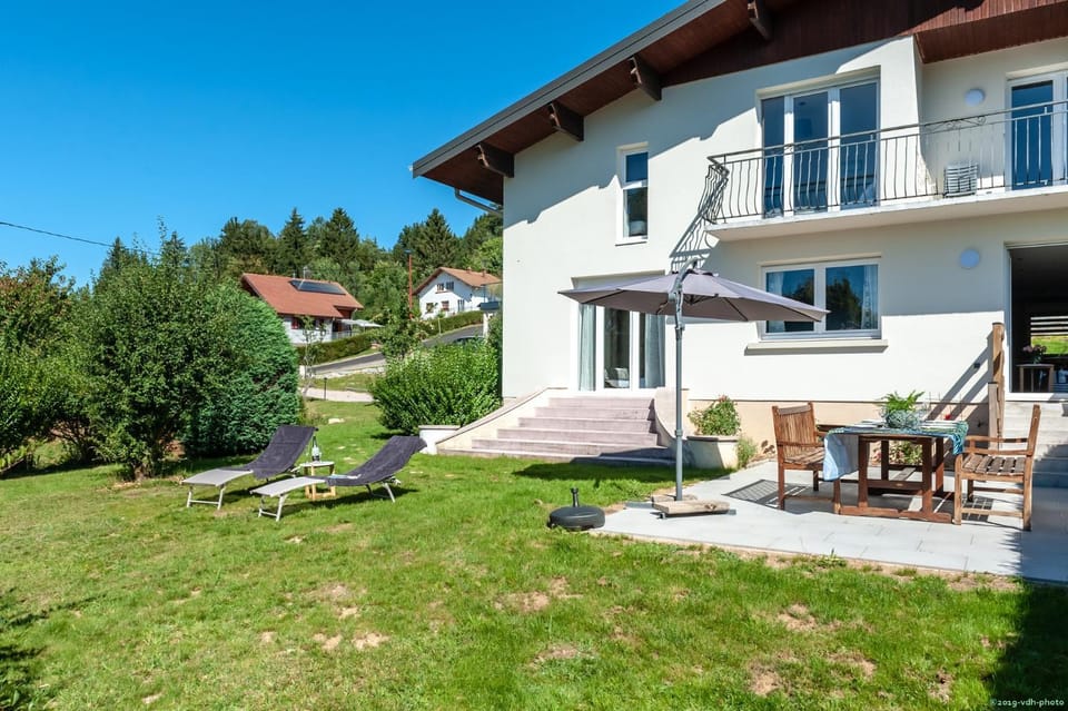 Property building, Patio, Spring, Day, Natural landscape, Garden, View (from property/room), sunbed