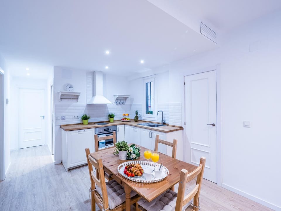 Kitchen or kitchenette, Dining area
