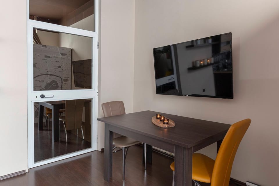 TV and multimedia, Seating area, Dining area