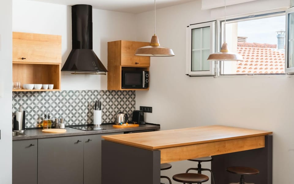 Kitchen or kitchenette, Dining area, stove