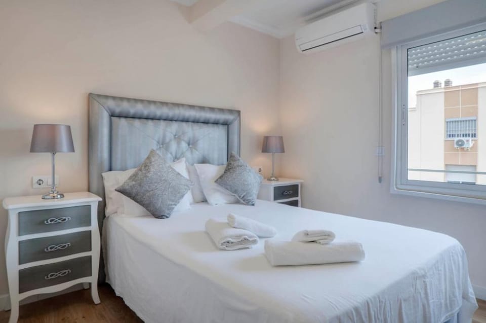 Photo of the whole room, Bedroom