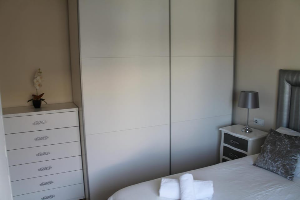 Photo of the whole room, Bedroom