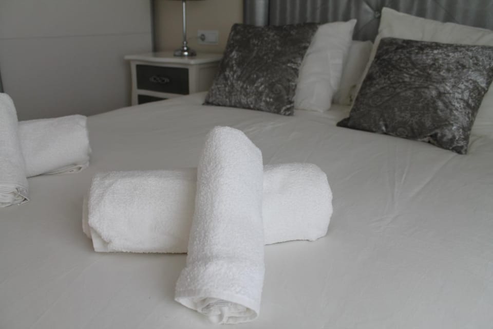 Photo of the whole room, Bedroom, towels