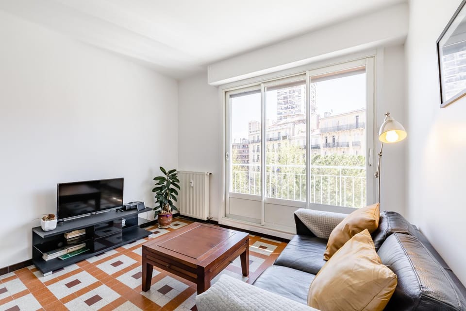 Communal lounge/ TV room, TV and multimedia, Living room, Seating area, City view
