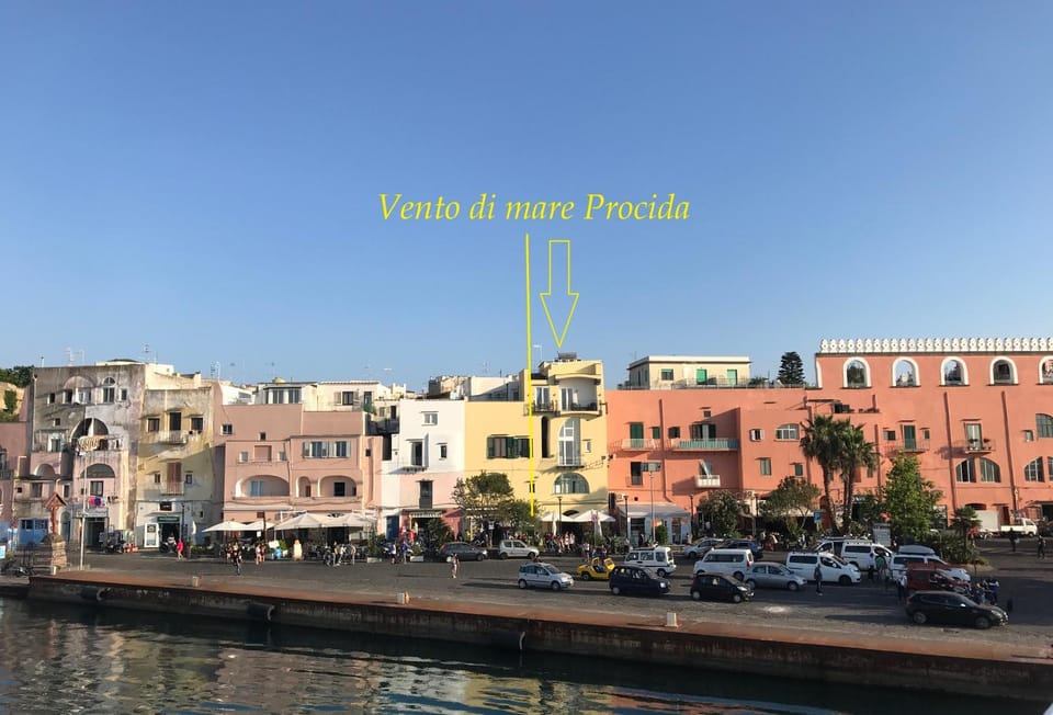 Property building, Nearby landmark, Restaurant/places to eat, Facade/entrance, Neighbourhood, Natural landscape, Bird's eye view, Supermarket/grocery shop, Shopping Area