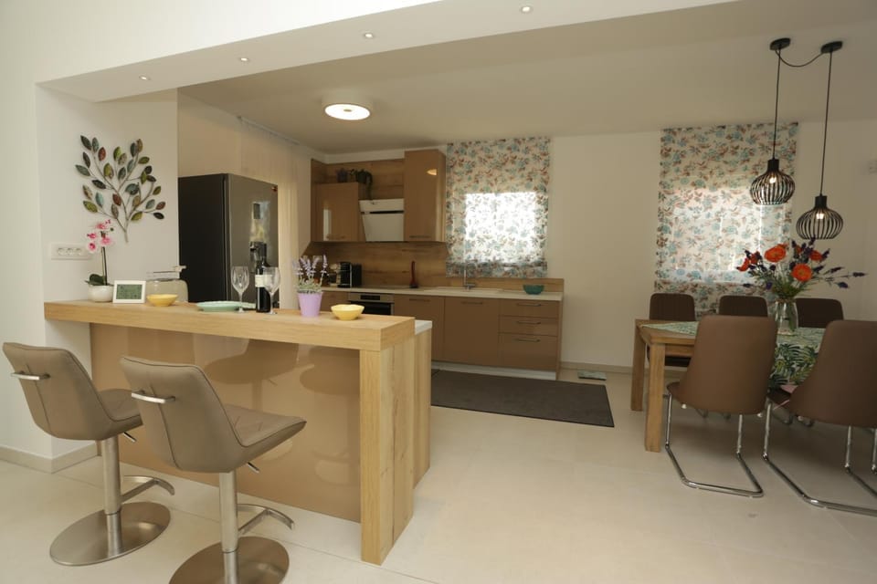 Kitchen or kitchenette, Dining area, minibar
