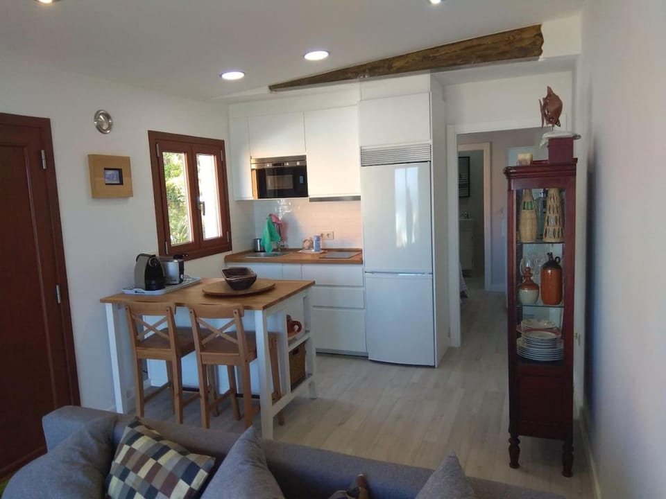 Photo of the whole room, Dining area