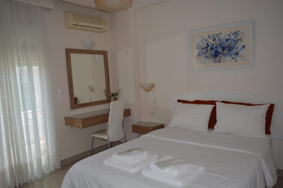 Bed, Photo of the whole room, Bedroom, towels, air conditioner