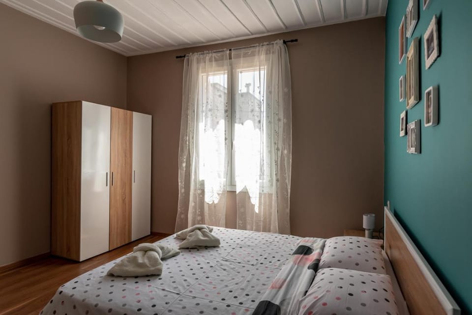 Bed, Photo of the whole room, Bedroom, City view, Sea view, Street view