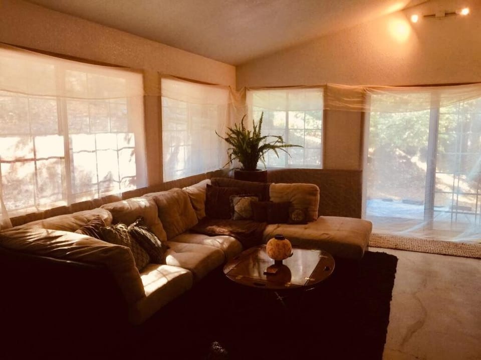 A Lovely Cabin House at Way Woods Retreat with Outdoor Hot Tub! - By Sacred Hub MGMT Cabin in Sierra Nevada