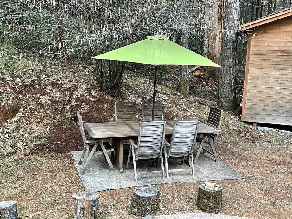 A Lovely Cabin House at Way Woods Retreat with Outdoor Hot Tub! - By Sacred Hub MGMT Cabin in Sierra Nevada