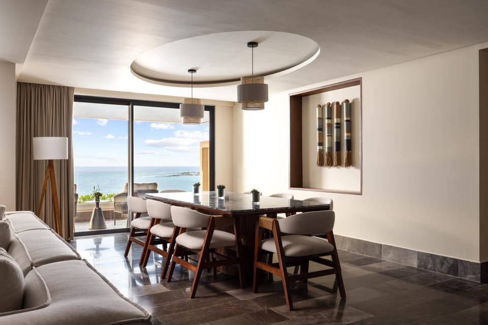 Coffee/tea facilities, Living room, Sea view, Sunrise, minibar