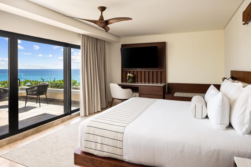 Bed, TV and multimedia, Coffee/tea facilities, Balcony/Terrace, Sea view, Sunrise, flat iron, hair dryier, minibar, room service, safe