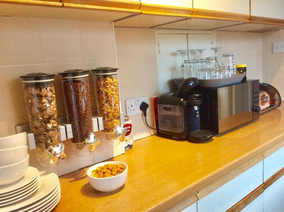 Coffee/tea facilities, Food and drinks, Communal kitchen, Breakfast, Drinks