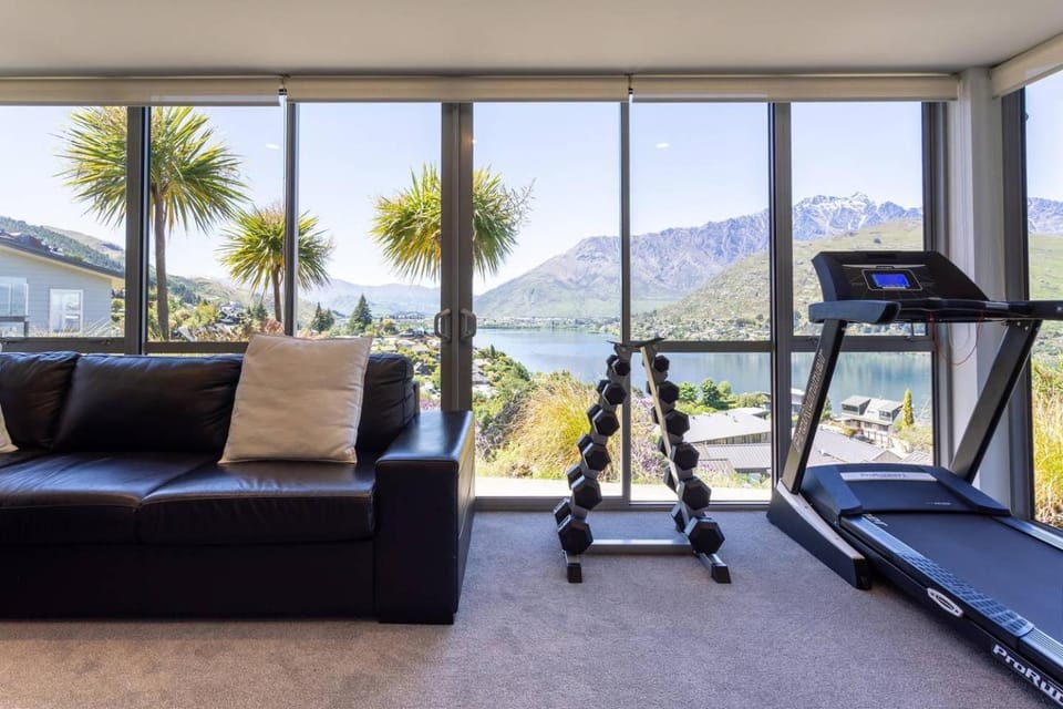 Luxury Lakeside Home with Remarkable View House in Queenstown