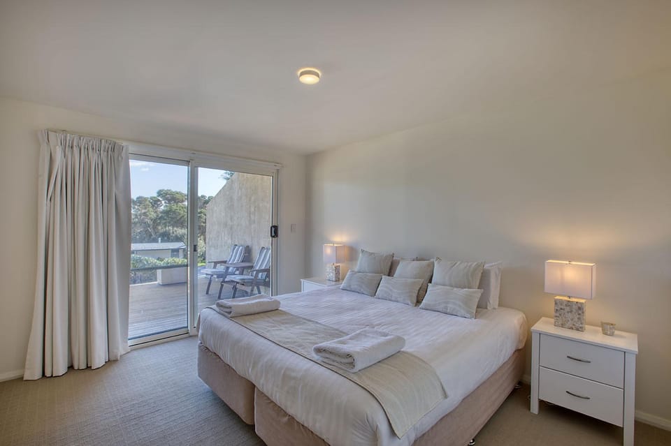 Quarterdeck Apartment House in Binalong Bay