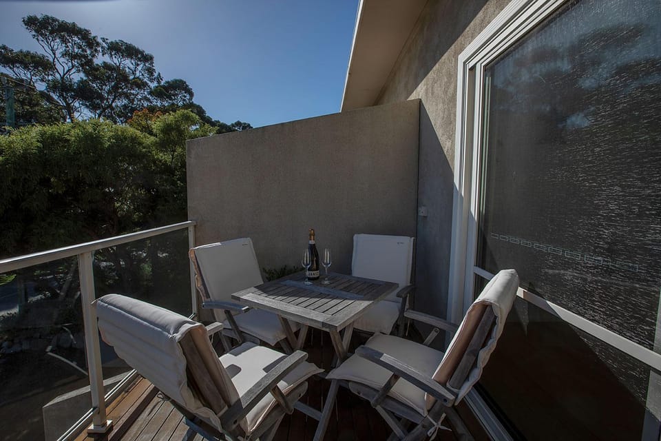 Quarterdeck Apartment House in Binalong Bay