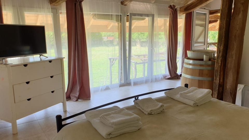 Photo of the whole room, Garden view