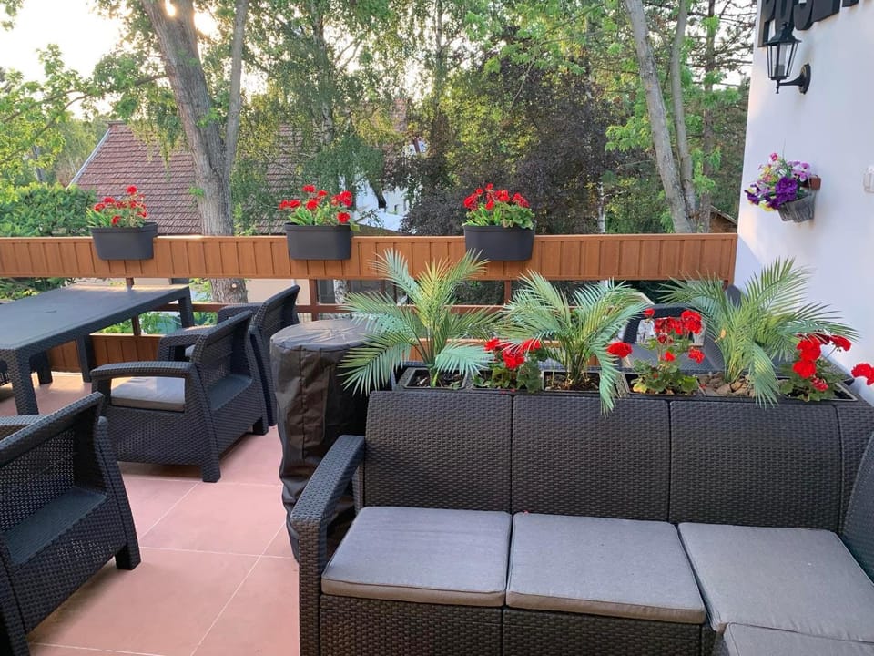 View (from property/room), Balcony/Terrace, Garden view