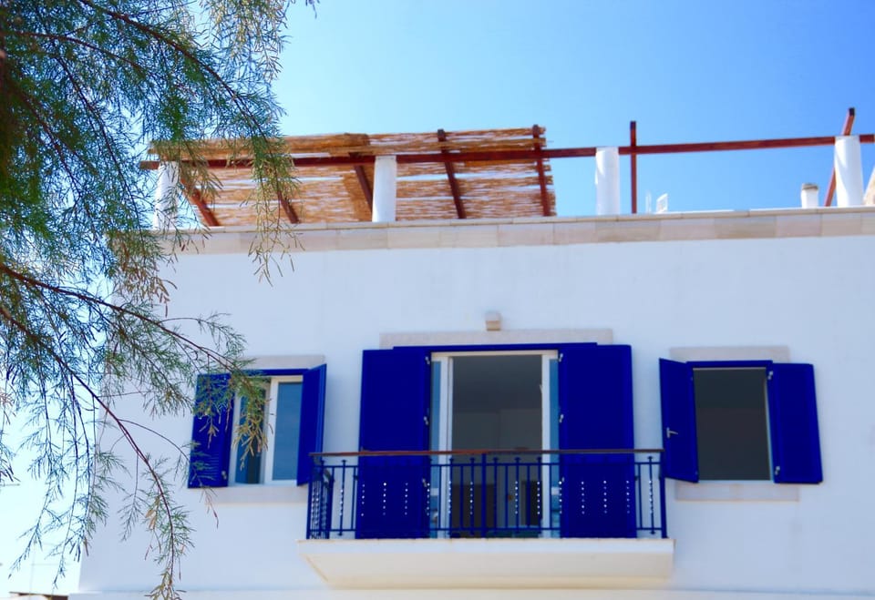 Property building, Balcony/Terrace, Decorative detail, Decorative detail, Sea view, Sea view, Quiet street view
