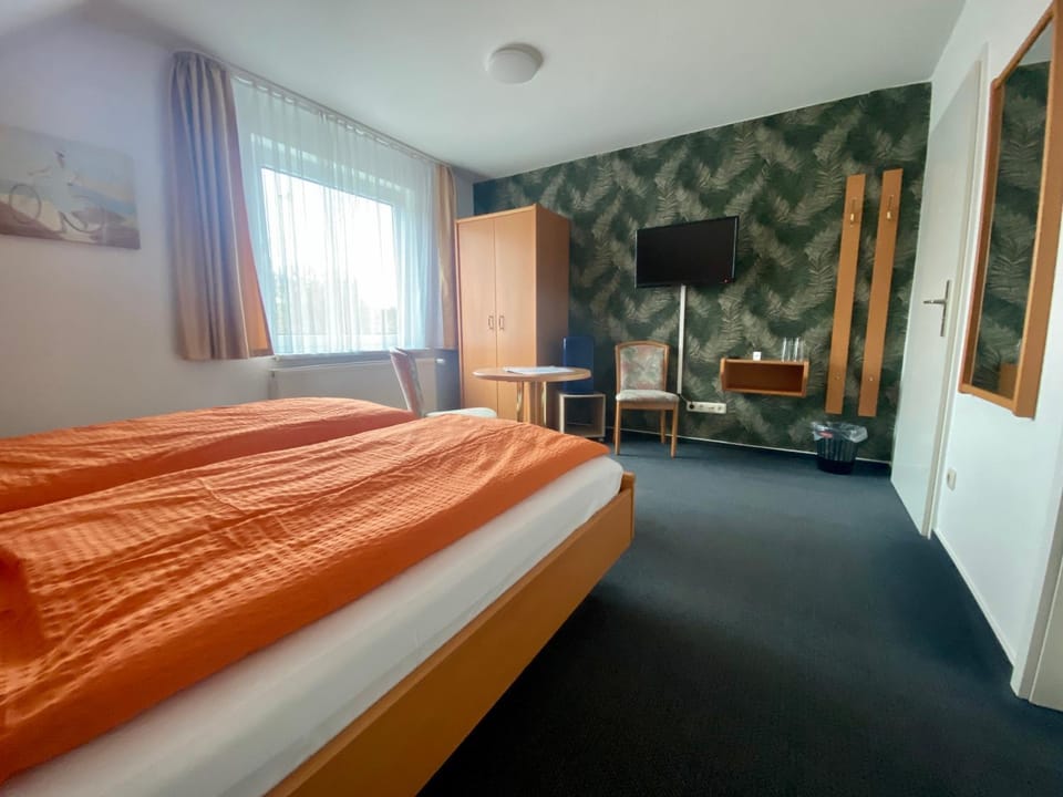 Bed, TV and multimedia, Bedroom