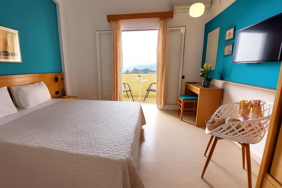Bed, TV and multimedia, Balcony/Terrace, Photo of the whole room, Bedroom, Sea view