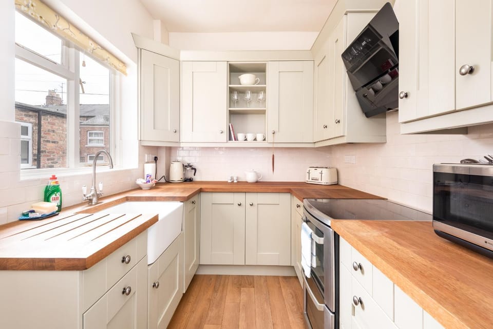 Coffee/tea facilities, Kitchen or kitchenette, minibar, pet friendly, stove