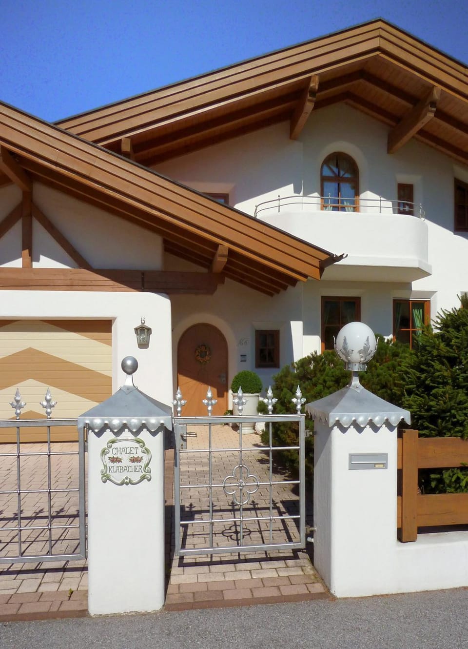 Facade/entrance