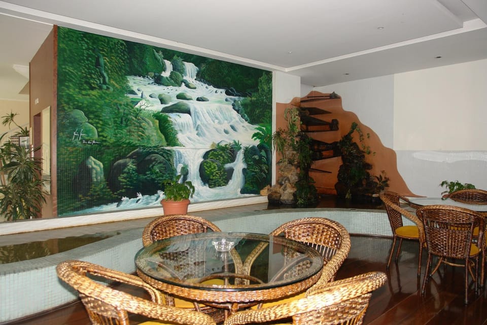 Restaurant/places to eat, Lounge or bar