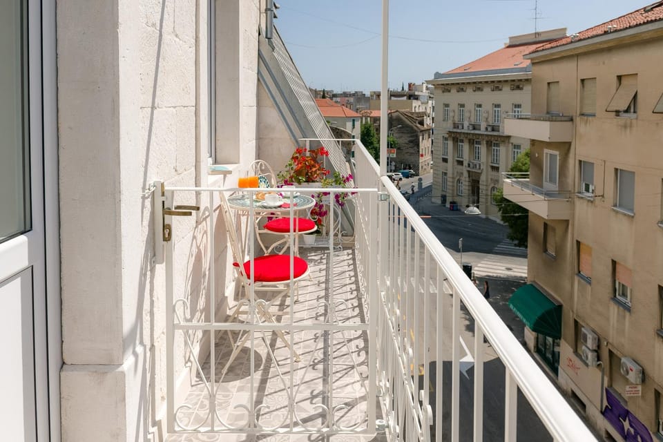 Neighbourhood, Balcony/Terrace, City view, Street view