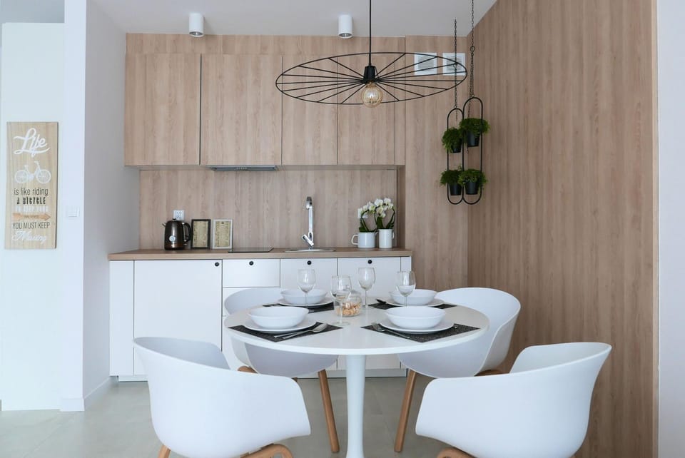 Kitchen or kitchenette, Dining area