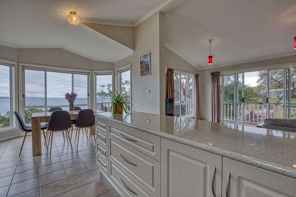 Front Row Beachfront House in Binalong Bay