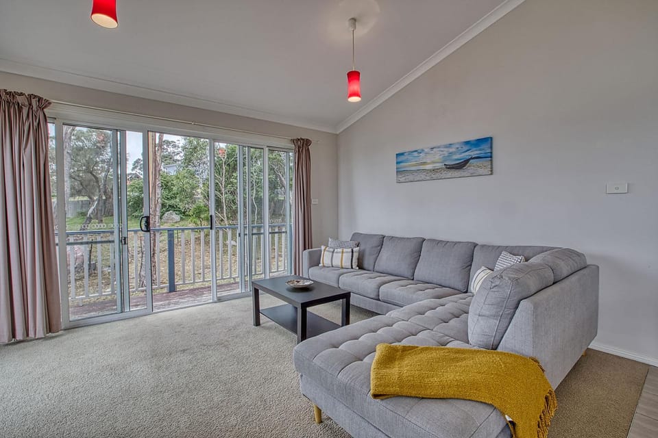 Front Row Beachfront House in Binalong Bay