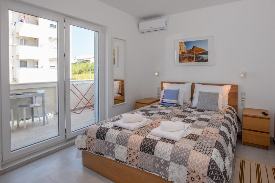 Bed, Balcony/Terrace, Photo of the whole room, Bedroom