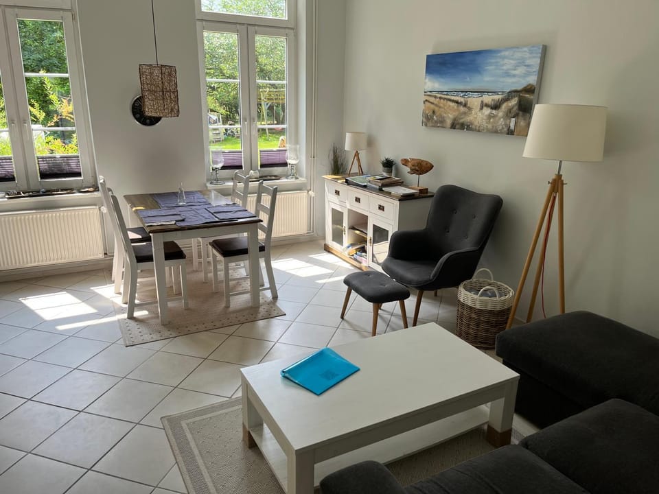 Living room, Seating area, Dining area