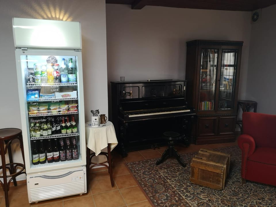 Restaurant/places to eat, On-site shops, Drinks