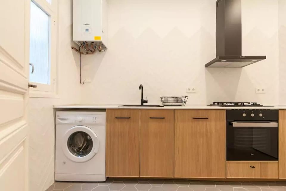 Kitchen or kitchenette, minibar, washing machine
