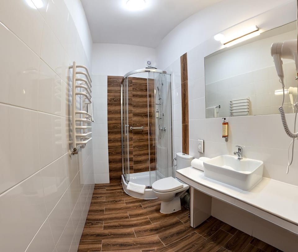 Shower, Toilet, Bathroom, towels