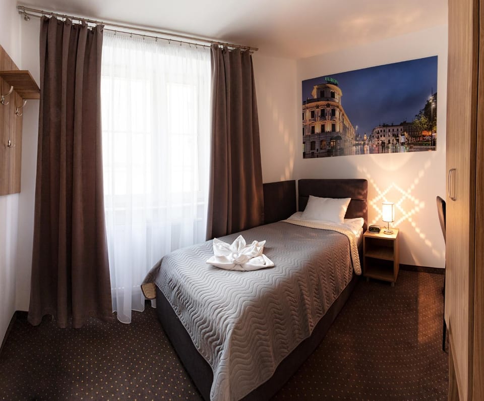 Photo of the whole room, Bedroom, towels