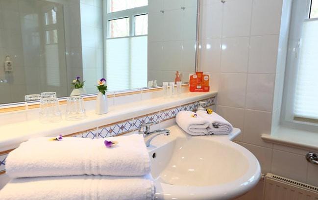 Shower, Bathroom, Bath, towels